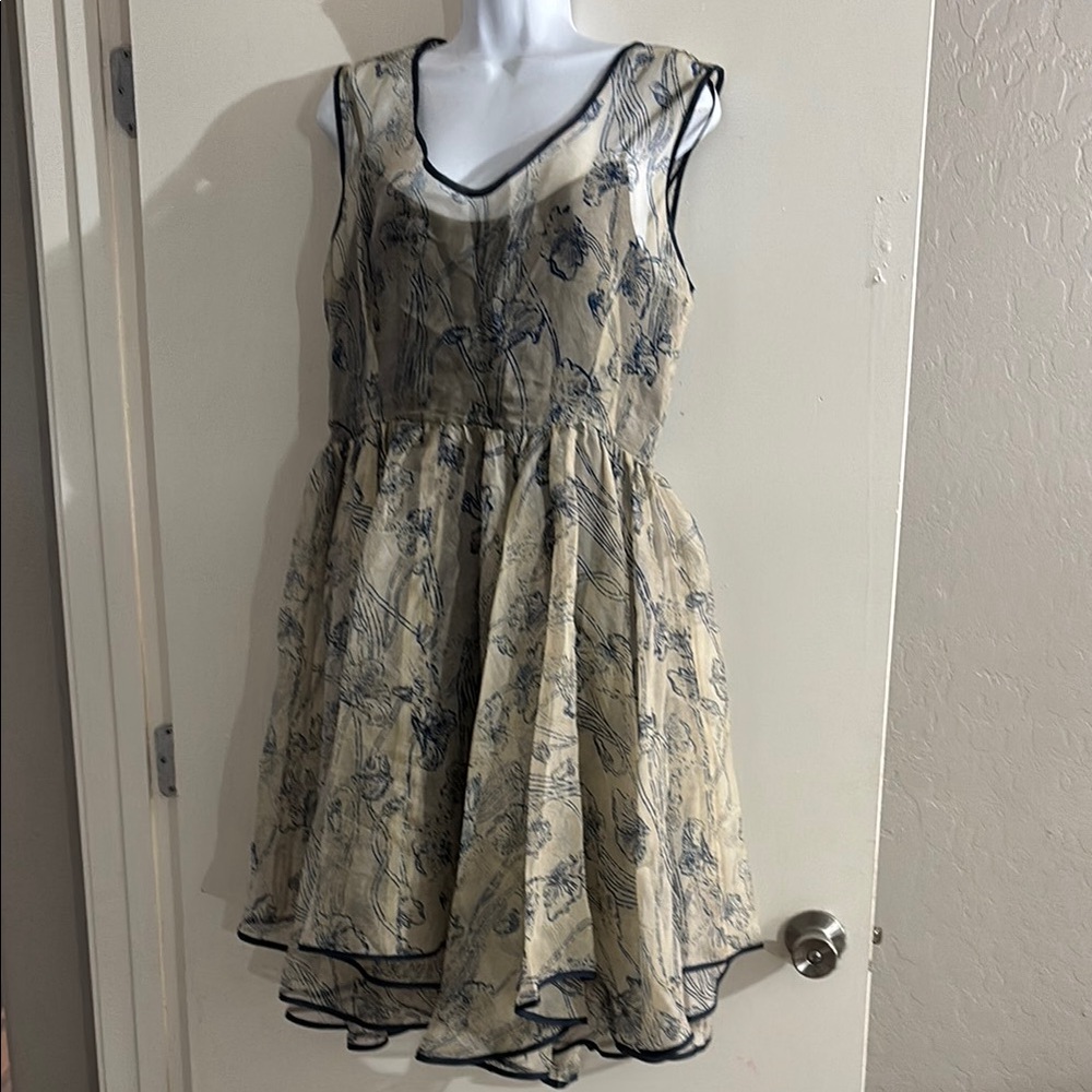 Chic Floral Sleeveless Dress in Cream and Blue